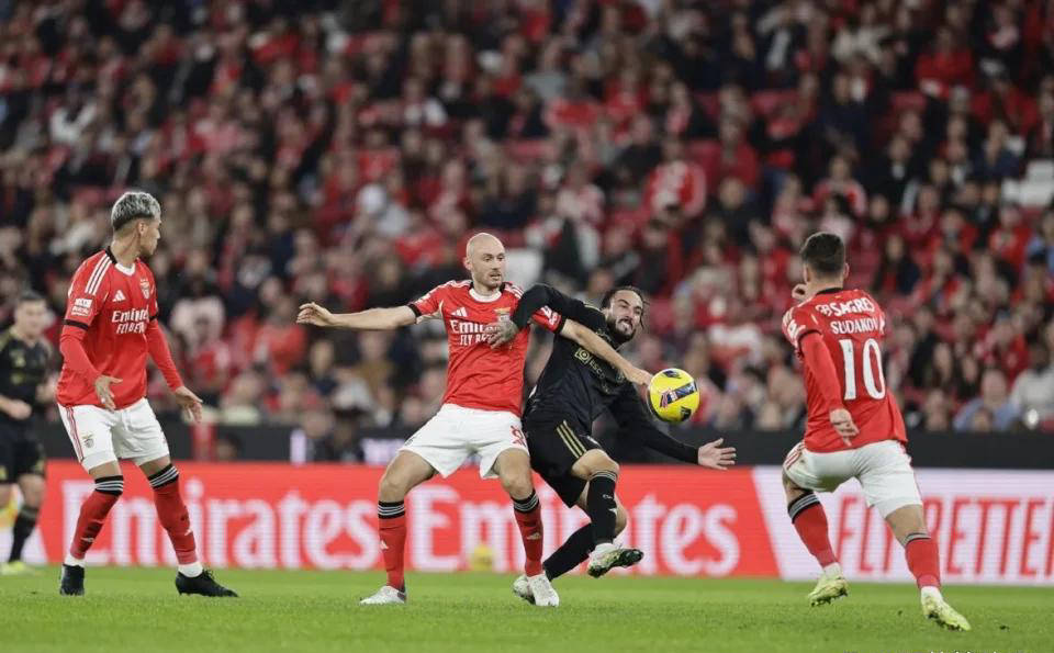 开云网页版 -今夜突围战来临，洛杉矶湖人围绕葡超再遭质疑，气氛紧张，控场能力受关注 